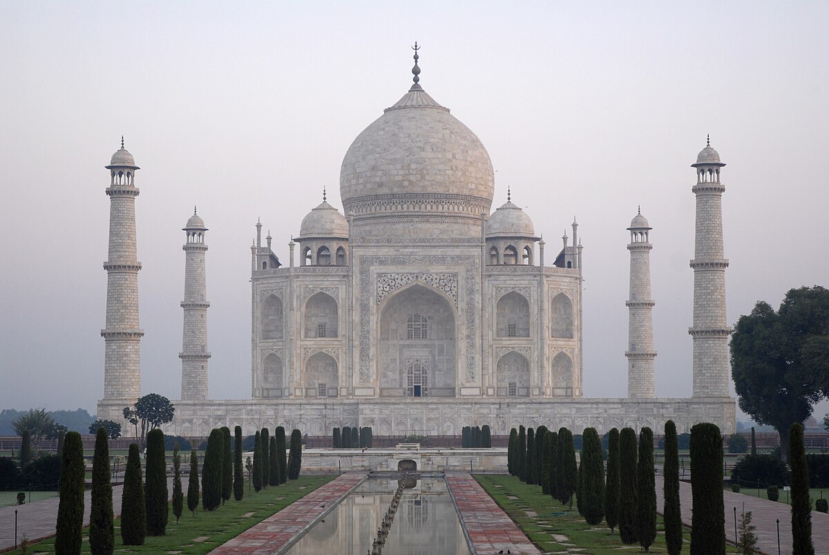 Cuties in Tajmahal