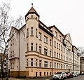 Mietshaus in halboffener Bebauung (bauliche Einheit mit Nr. 14 und 16)