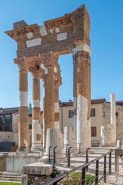 File:Tempio Capitolino Piazza del Foro da est Brescia.jpg