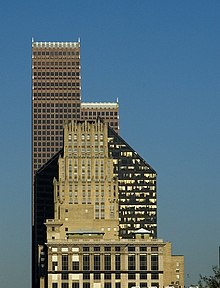 Trois gratte-ciel se chevauchent visuellement.  Les niveaux simples et rectangulaires du JPMorgan Chase Building contrastent avec la tour à cinq côtés du bâtiment Pennzoil et les rangées de flèches en escalier du bâtiment Bank of America.