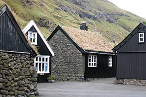 Tjørnuvík村里草皮顶的老木屋