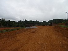 Ligne de chemin de fer traversant le village d'Hikoadjom