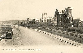 Die Pferdebahn von Deauville auf der Terrasse.  Rechts sehen wir die Vermeidung, dass der Verkehr auf dieser einzelnen Spur überquert werden kann.