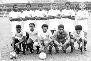 Das Team des Vize-CONCACAF-Champignon SV Transvaal in der Saison 1975/76 im Suriname-Stadion, dem heutigen André-Kamperveen-Stadion. Foto vom 7. März 1976 vor dem ersten Spiel im CONCACAF-Finale gegen den späteren CONCACAF-Sieger Atlético Español, dem mexikanischen Meister aus Mexiko-Stadt.
