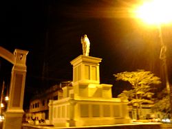 Bekijk Paseo Malecón At Night San Jose Statue