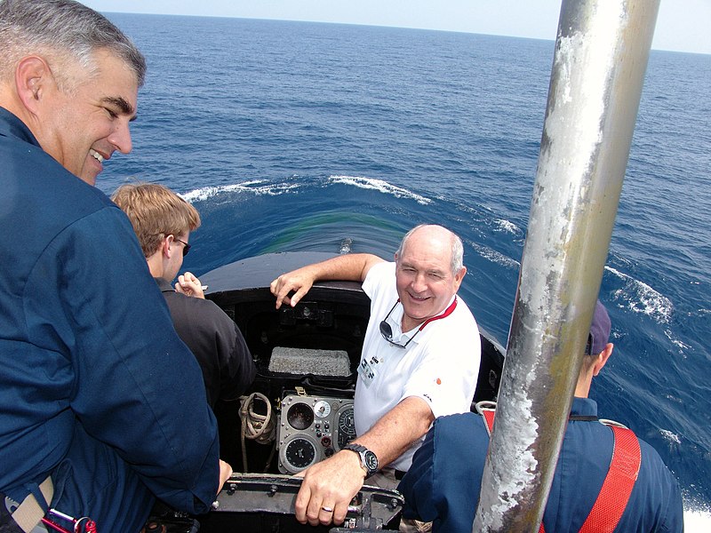 File:US Navy 070830-N-1841C-009 Capt. John Litherland, commanding officer of Ohio-class guided-missile submarine USS Florida (SSGN-728), escorts Georgia Gov. Sonny Perdue onto the bridge.jpg