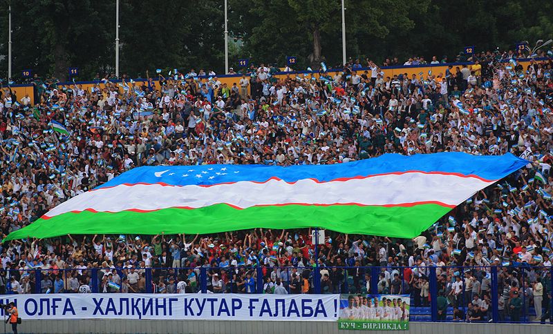 File:Uz Supporters Big Flag.JPG