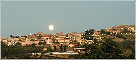 Valdina, al fondo el castillo de Venetico