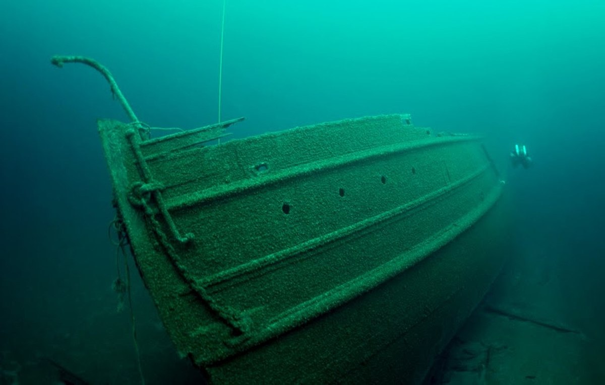 Вода на глубине 70 метров. Глубина 70 метров. Shipwreck Coast.
