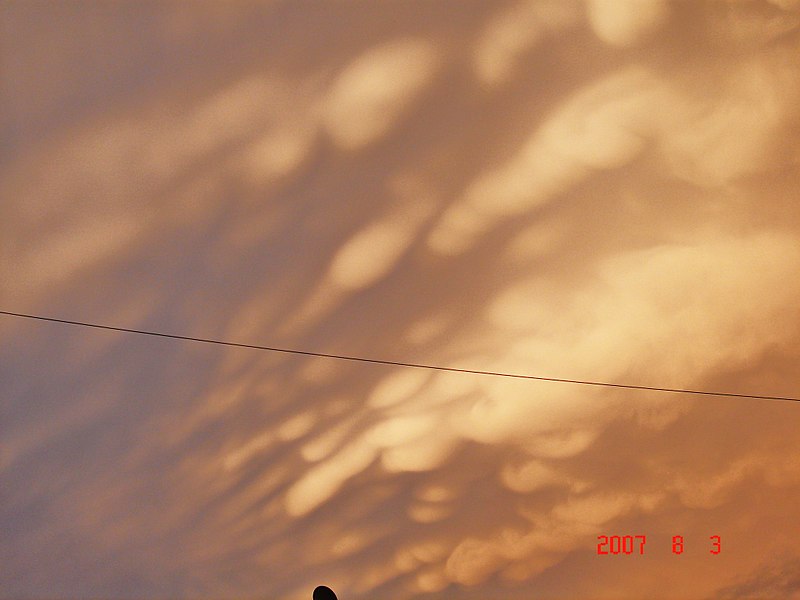 File:Very very strange clouds - panoramio.jpg
