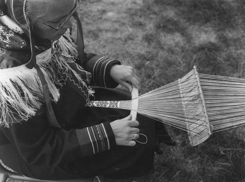 File:Vevlærer Edel Hætta Eriksen med båndgrindveving. Kautokeino 1956 - Norsk folkemuseum - NF.05535-225.jpg