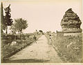 De Via Appia Antica met ruïnes van graven op een foto uit 1870-1890