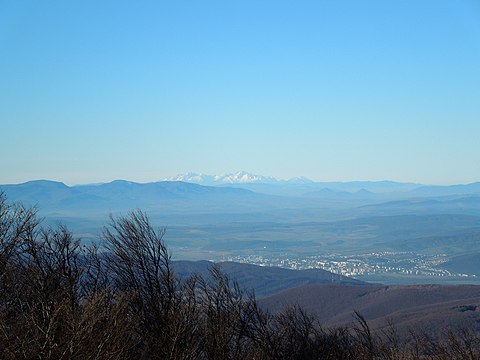 Pohľad na Vysoké Tatry z vrcholu Vihorlatu, vpravo mesto Humenné