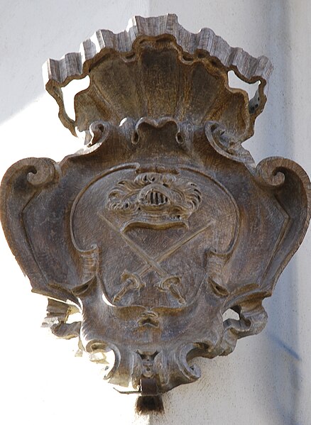 File:Villa Il Gioiello - Facade - The Right Corner - Escutcheon.jpg