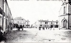 Postal de la década de 1910 que representa la iglesia y la plaza André Ripoche