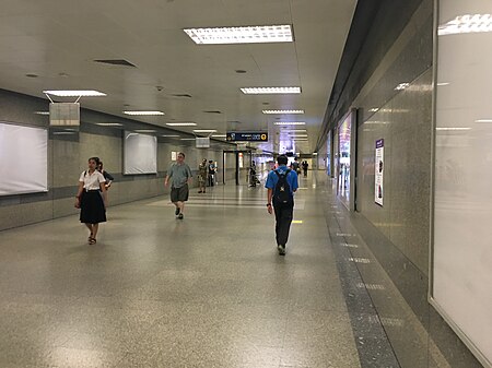 ไฟล์:Walkway_from_MRT_to_Bang_Sue_Railway_Station.jpg