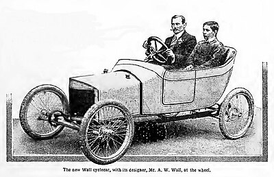 Herr Arthur Wall sitzt in seinem neuen Fahrradauto von 1912