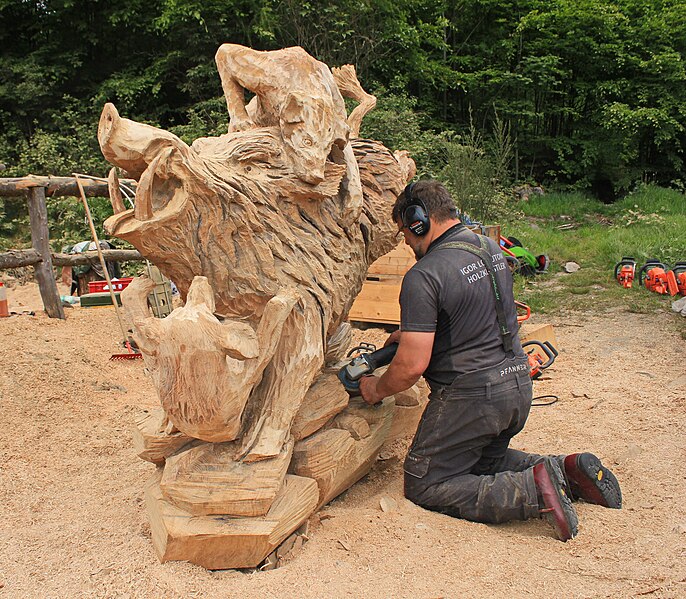 File:Wildschweinjagd. Carving in Dorfchemnitz IMG 5530WI.jpg