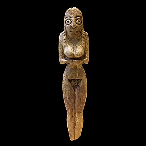 Statuette de femme. Badari ou Nagada I. Ivoire ? H = 8,7 cm. Musée du Louvre