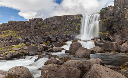 Cachoeira Öxarárfoss, no Parque Nacional Þingvellir, Suðurland, Islândia. A queda de água de 20 metros de altura flui do rio Öxará e é uma das atrações mais visitadas do parque nacional considerado um dos dois Patrimônios Mundiais da Islândia. (definição 5 502 × 3 386)