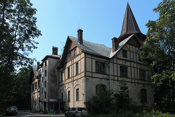 There are a lot of buildings in Pushkin, and they are very different