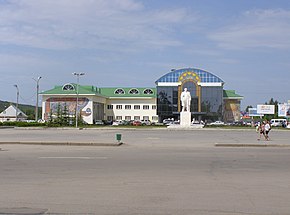 Площадь им. Ленина, филармония (город Учалы).JPG