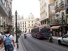Un autobus urbain de la ville, dans la Calle Reyes.