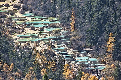 Huanglong. Kalksinterterrassen (Luftbild); UNESCO-Weltnaturerbe China. huanglong pools aerial 2011