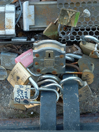 Cadenas d'amour sur le pont de l'Archevêché.