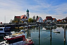 Hafen mit Katholischer Pfarrkirche Sankt Georg