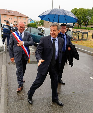 Damien Meslot (maire de Belfort) (en arrière-plan).