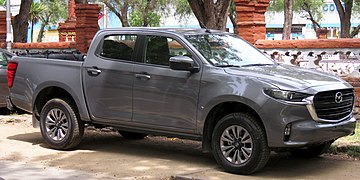 2022 Mazda BT-50 3.0d Turbo 4x4 (Chile) front view.jpg
