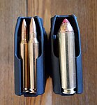 STANAG マガジンに収まるダブルカラムの.223レミントン(左)と.450Bushmaster(右)。