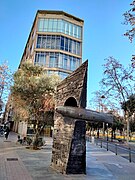 439 Monument a Monturiol i edifici de la Mútua Metal·lúrgica d'Assegurances (Barcelona).jpg