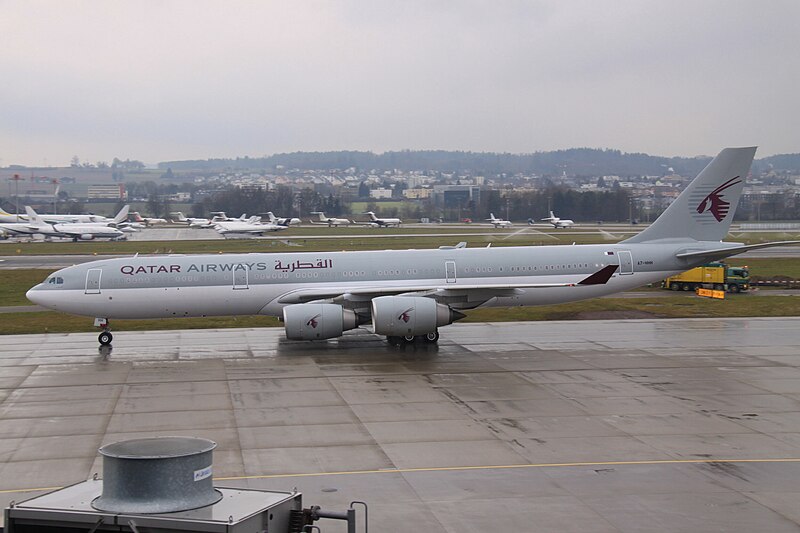 File:A7-HHH Airbus A345 Qatar Airways (12699430884).jpg