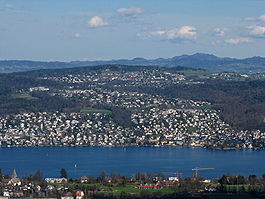 Küsnacht, Forch and دریاچه زوریخ as seen from Felsenegg (آوریل 2010)