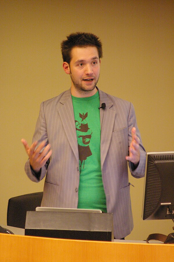 Co-founder Alexis Ohanian speaking in 2009