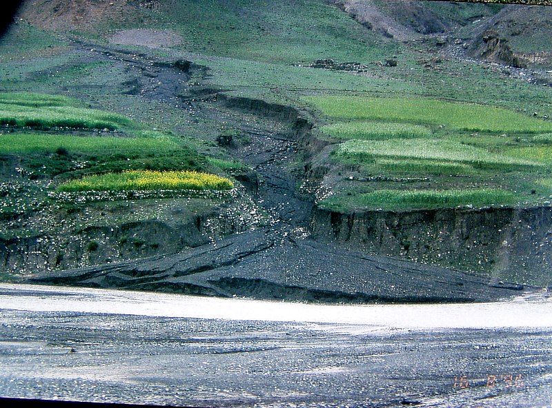 File:Alluvial fans, Lhasa, Tibet - panoramio.jpg