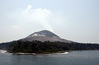 Pohled na zalesněnou východní část ostrova Anak Krakatau.