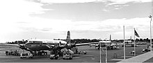 Ansett-ANA Douglas DC-6B in Adelaide International Airport in den frühen 1960er Jahren.