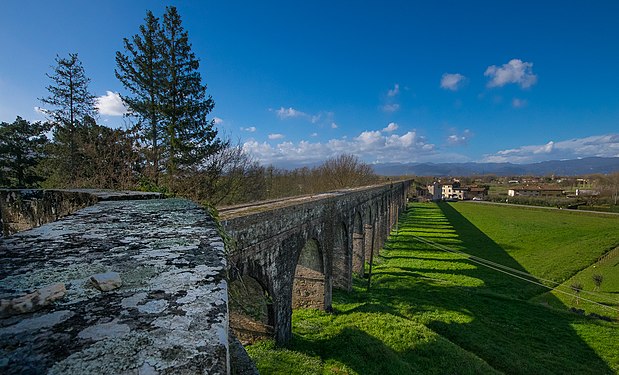 Arcate dell'acquedotto del Nottolini Autore: Claudio Minghi Licensing: CC BY-SA 4.0