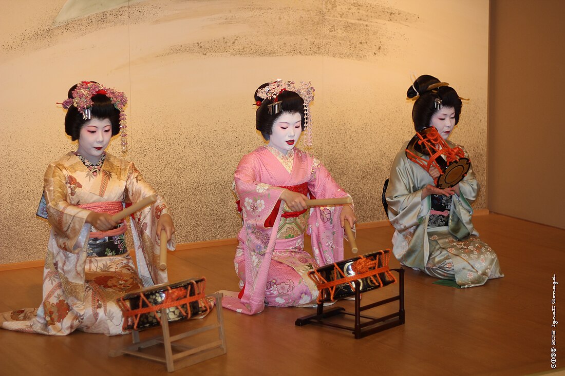 File:Asakusa geisha.jpg