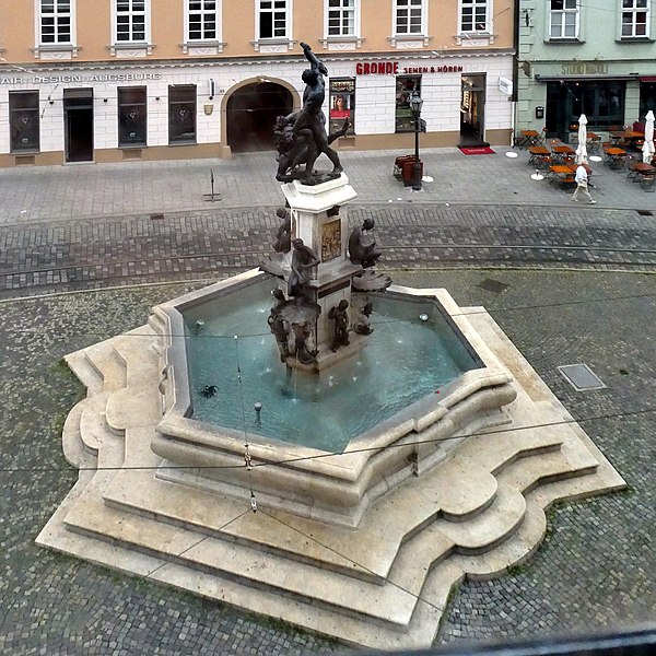 File:Augsburg, Herkulesbrunnen vom Schaezlerpalais aus, 1.jpeg