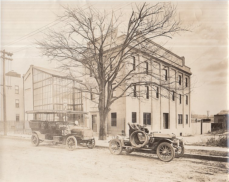 File:Automobile parked outside Edison motion picture studio, Bronx, New York. (7df0aed3-fa1d-419a-8374-a3072d375666).jpg