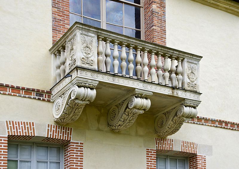 File:Balcon pierre château Fontainebleau.jpg