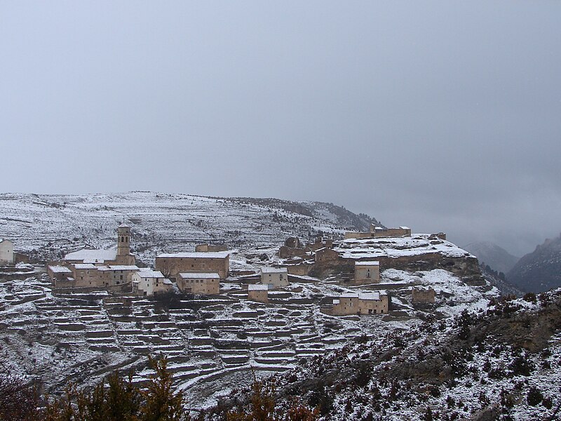 File:Barrio de la Villa con un poco de nieve.jpg