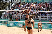 Deutsch: Beachvolleyball bei den Olympischen Jugendspielen 2018; Tag 11, 17. Oktober 2018; Jungen, Spiel um Platz 3 – USA (Devon Newberry/Lindsey Sparks)-Norwegen (Emilie Olimstad/Frida Berntsen) 1:2 (21–1/13–21/9–15) English: Beach volleyball at the 2018 Summer Youth Olympics at 17 October 2018 – Bronze Medal Match – USA (Devon Newberry/Lindsey Sparks)-Norway (Emilie Olimstad/Frida Berntsen) 1:2 (21–1/13–21/9–15)