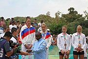 Deutsch: Beachvolleyball bei den Olympischen Jugendspielen 2018; Tag 11, 17. Oktober 2018; Mädchen, Medaillenzeremonie - Gold: Russland (Maria Woronina & Maria Botscharow), Silber: Italien (Claudia Scampoli & Nicol Bertozzi), Bronze: Norwegen (Emilie Olimstad & Frida Berntsen) English: Beach volleyball at the 2018 Summer Youth Olympics at 17 October 2018 – Girls Victory ceremony - Gold: Russia (Maria Voronina & Maria Bocharov), Silber: Italy (Claudia Scampoli & Nicol Bertozzi), Bronze: Norway (Emilie Olimstad & Frida Berntsen)