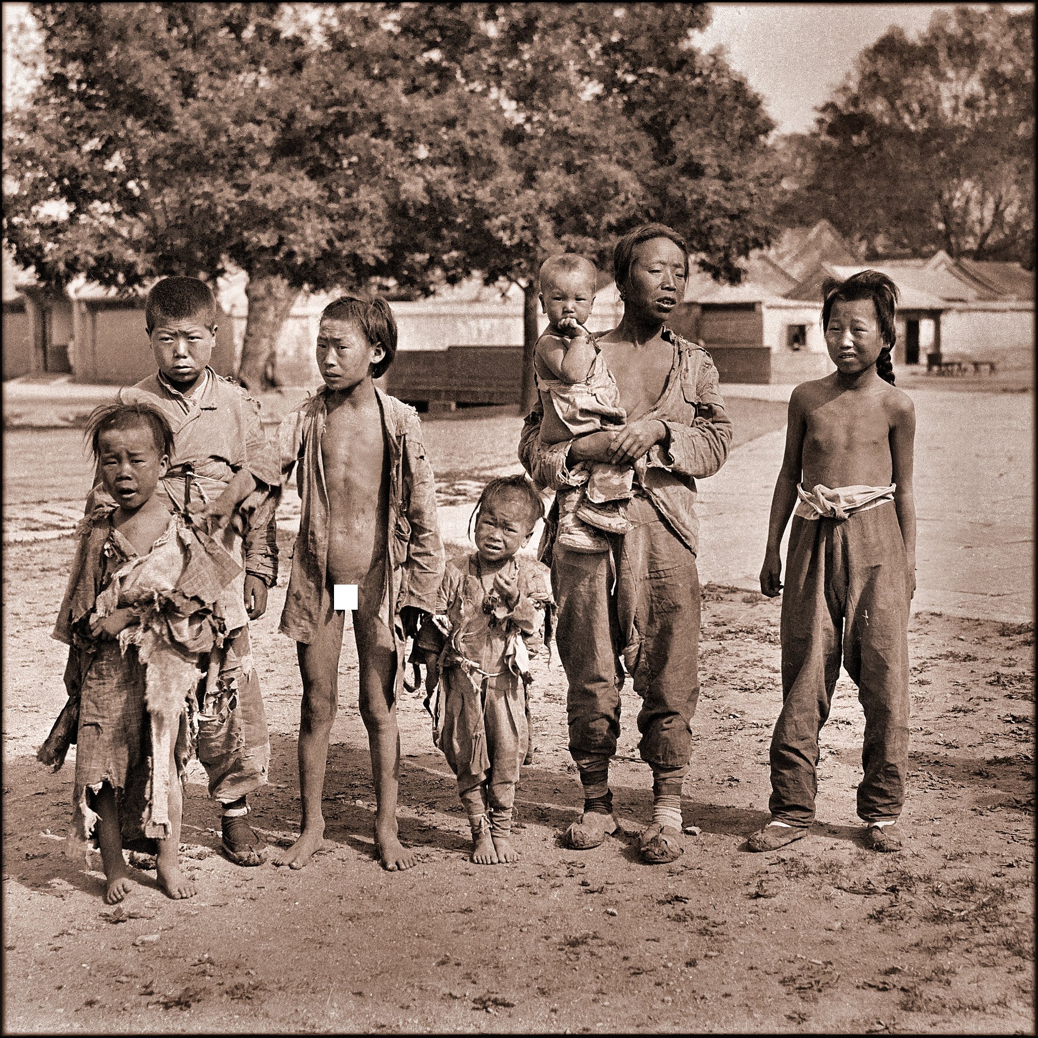 2048px x 2048px - File:Beggars, Beihai Park (c1917-1919) Sydney D. Gamble (RESTORED)  (4072932711).jpg - Wikimedia Commons
