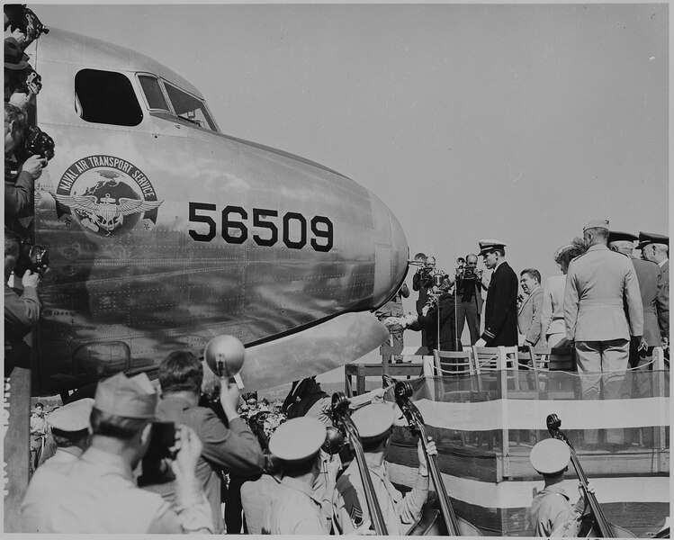 File:Bess Truman christening a Naval Air Transport Service airplane. A view from the side. - NARA - 199101.tif